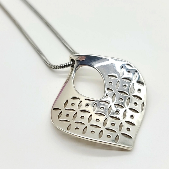 Brighton "GEO TWIRL" Wavd Silver Plated Pendant Neck w Cut-Out Patterned Detail! - Picture 6 of 11